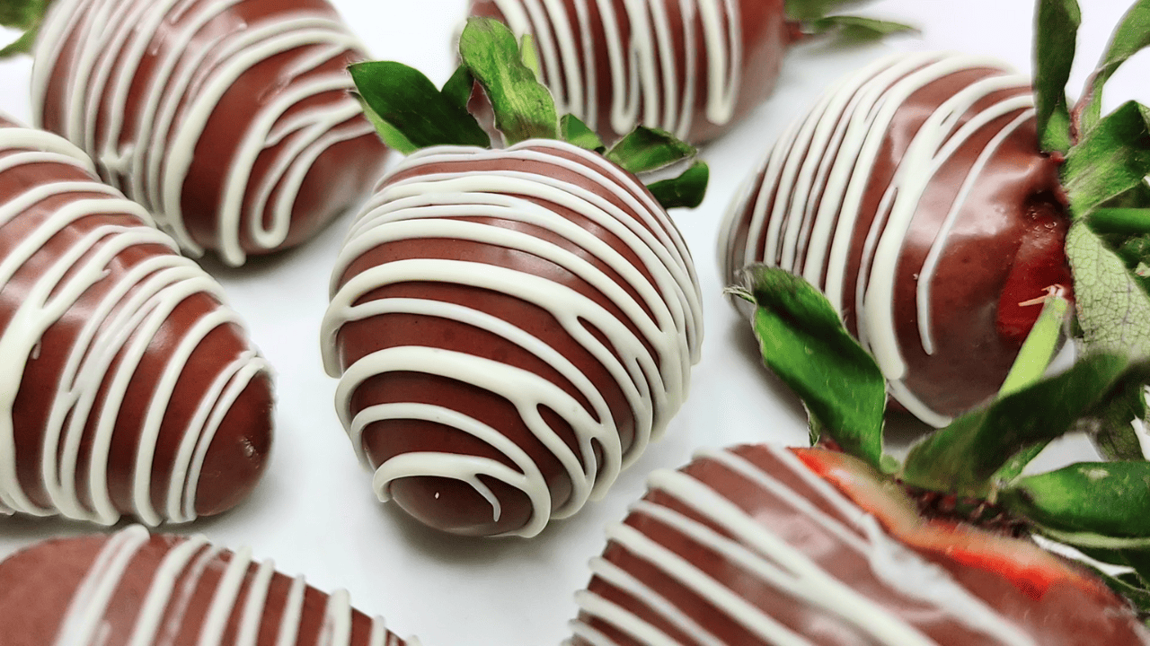 Chocolate Covered Strawberries (+ EASY HACK)